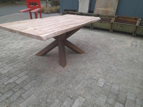 BOOMSTAMTAFEL / TAFEL IN SUARHOUT 200X100 MET ZWARE MATRIXPOOT