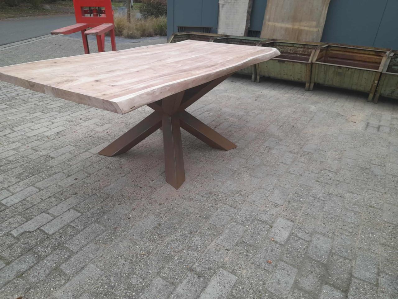 BOOMSTAMTAFEL / TAFEL IN SUARHOUT 200X100 MET ZWARE MATRIXPOOT