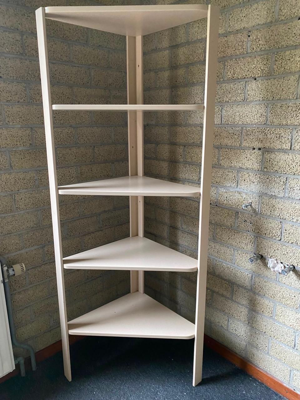 Hoekkastje met boorden , kleine beschadiging
