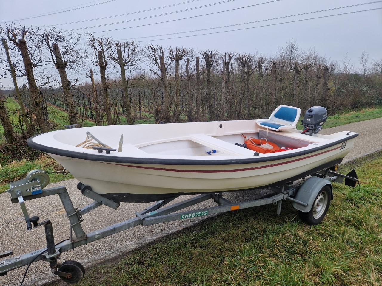 ELAN 401 met Yamaha 4-takt 4 pk en PEGA boottrailer compleet set vaarklaar