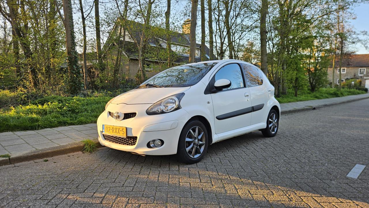 Zuinige 5 drs. TOYOTA AYGO / NL AUTO / NAP / APK 03-2027 / GARANTIE 3 mnd