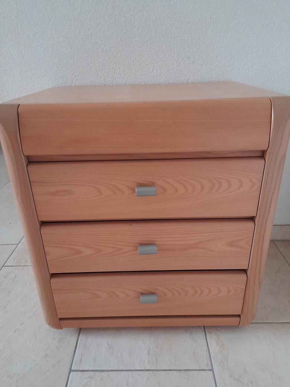 Nachtkastje  55x 42 x 60H (in goede nette staat )