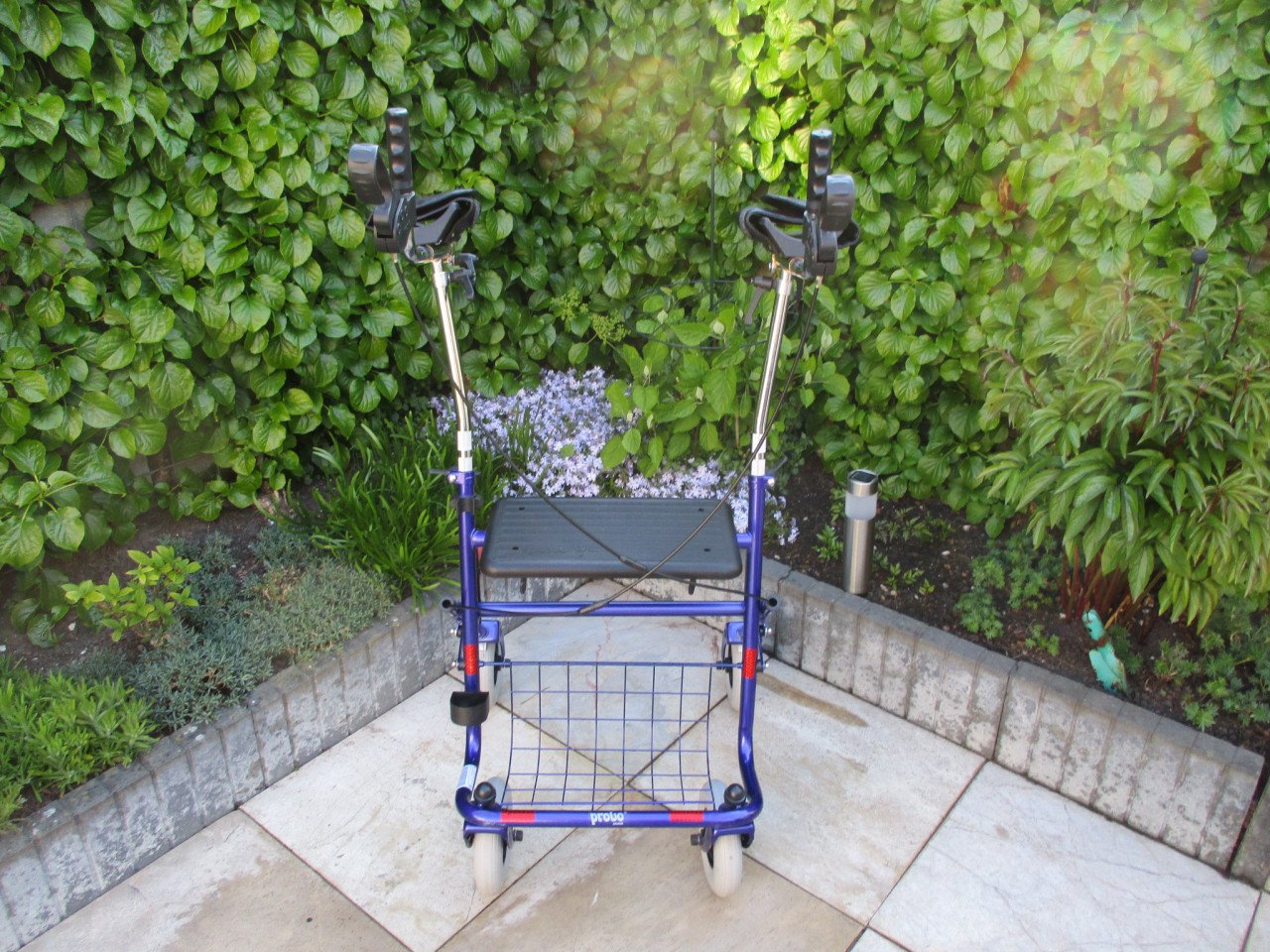Zgan Provo rollator van Jeremiase met onderarmschalen zitje mand + dienblad