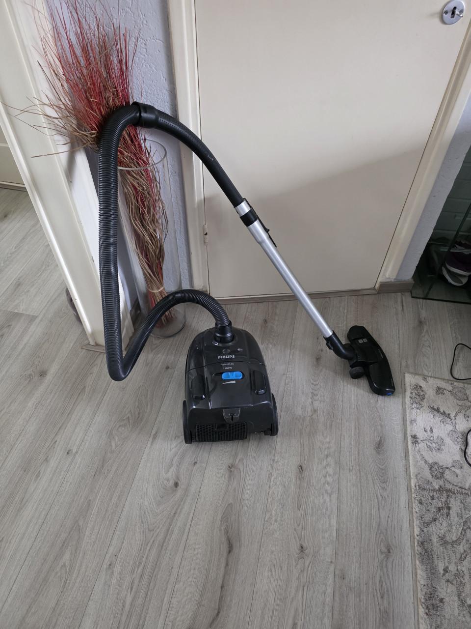 Stofzuiger in goed staat en goed werkend merk PHILIPS-1500W
