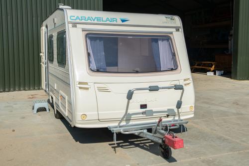 Nette caravan Caravelair Bamba de Luxe met stalling
