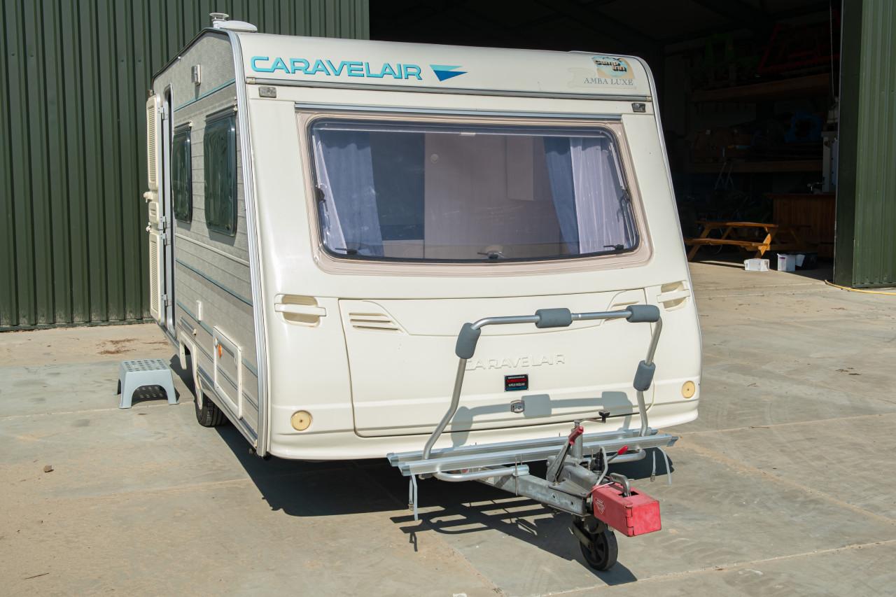 Nette caravan Caravelair Bamba de Luxe met stalling