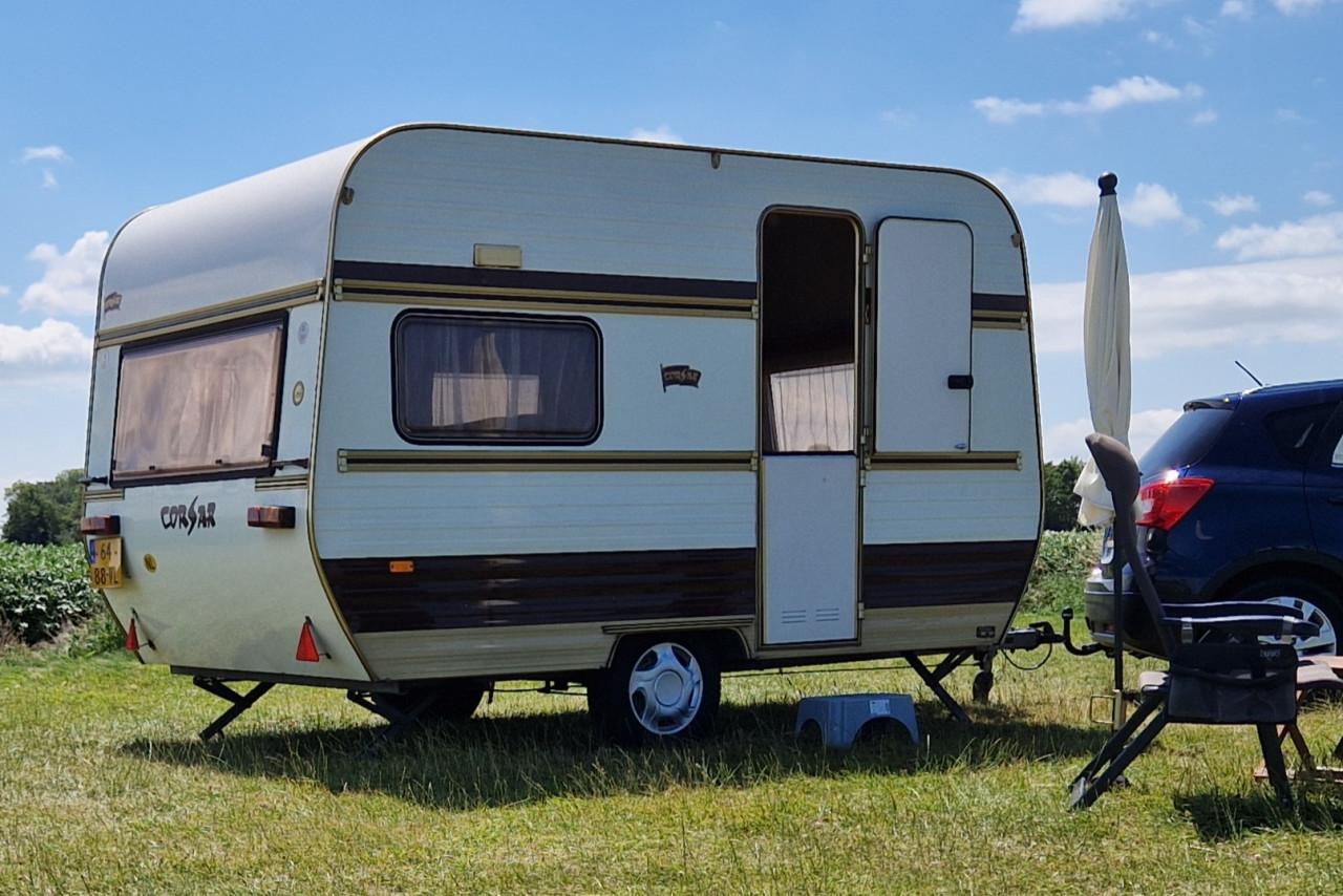 Caravan (met voortent en 2 luifels)