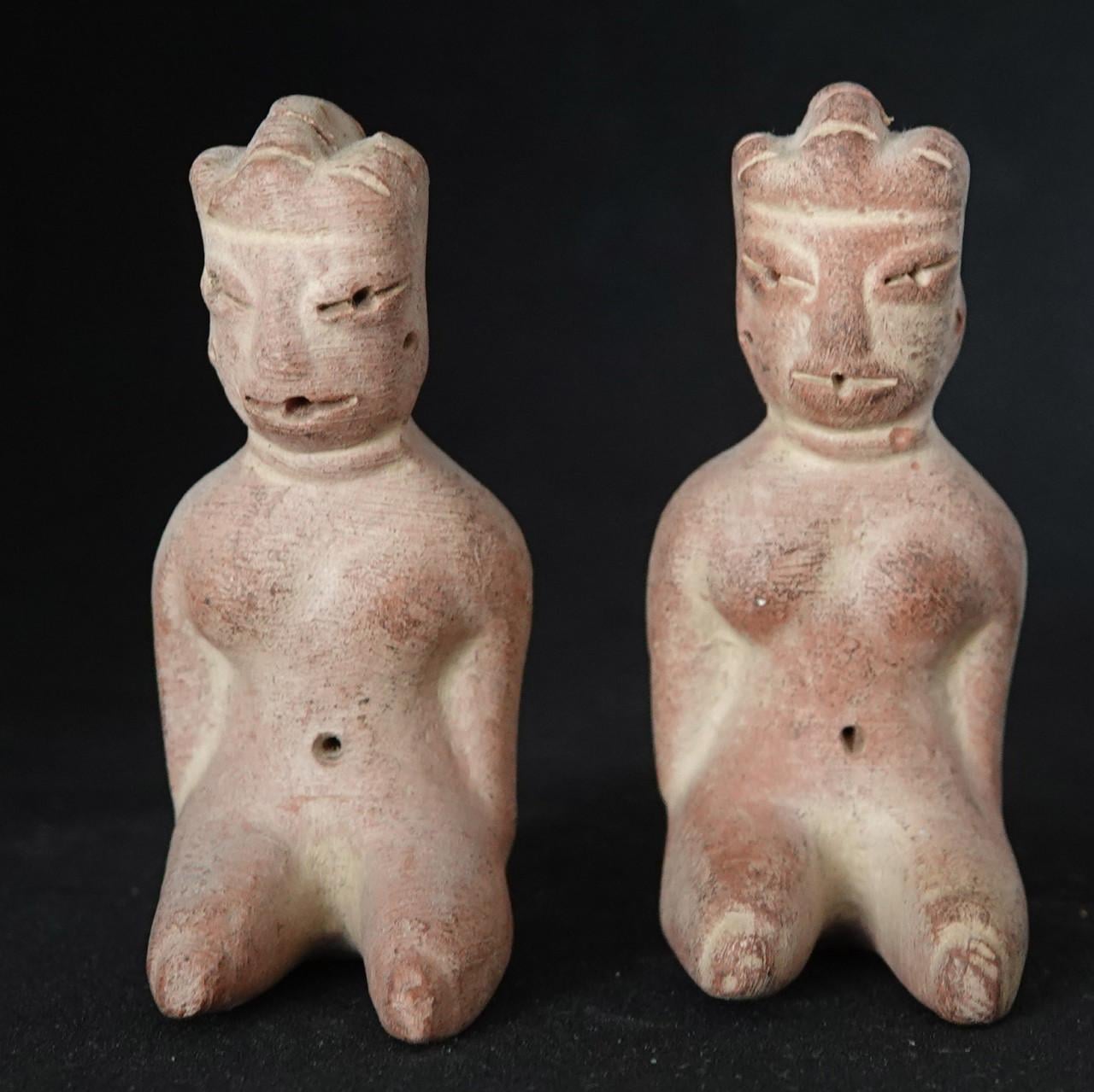 2 primitieve terracotta vrouwfiguren uit Z-Amerika