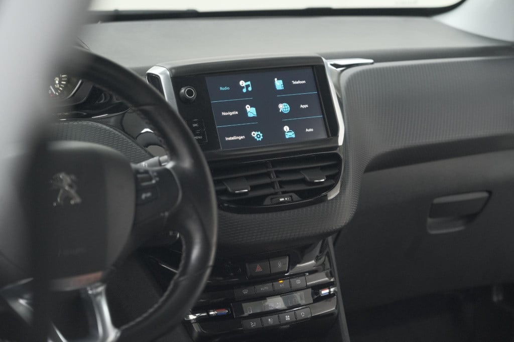 Peugeot 208 puretech 82 blue lease executive | parkeersensoren | navigatie 