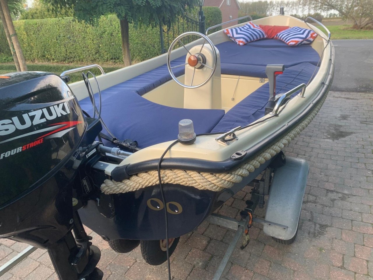 Prachtige wiedesloep 4,30 op trailer met 8 pk suzuki motor
