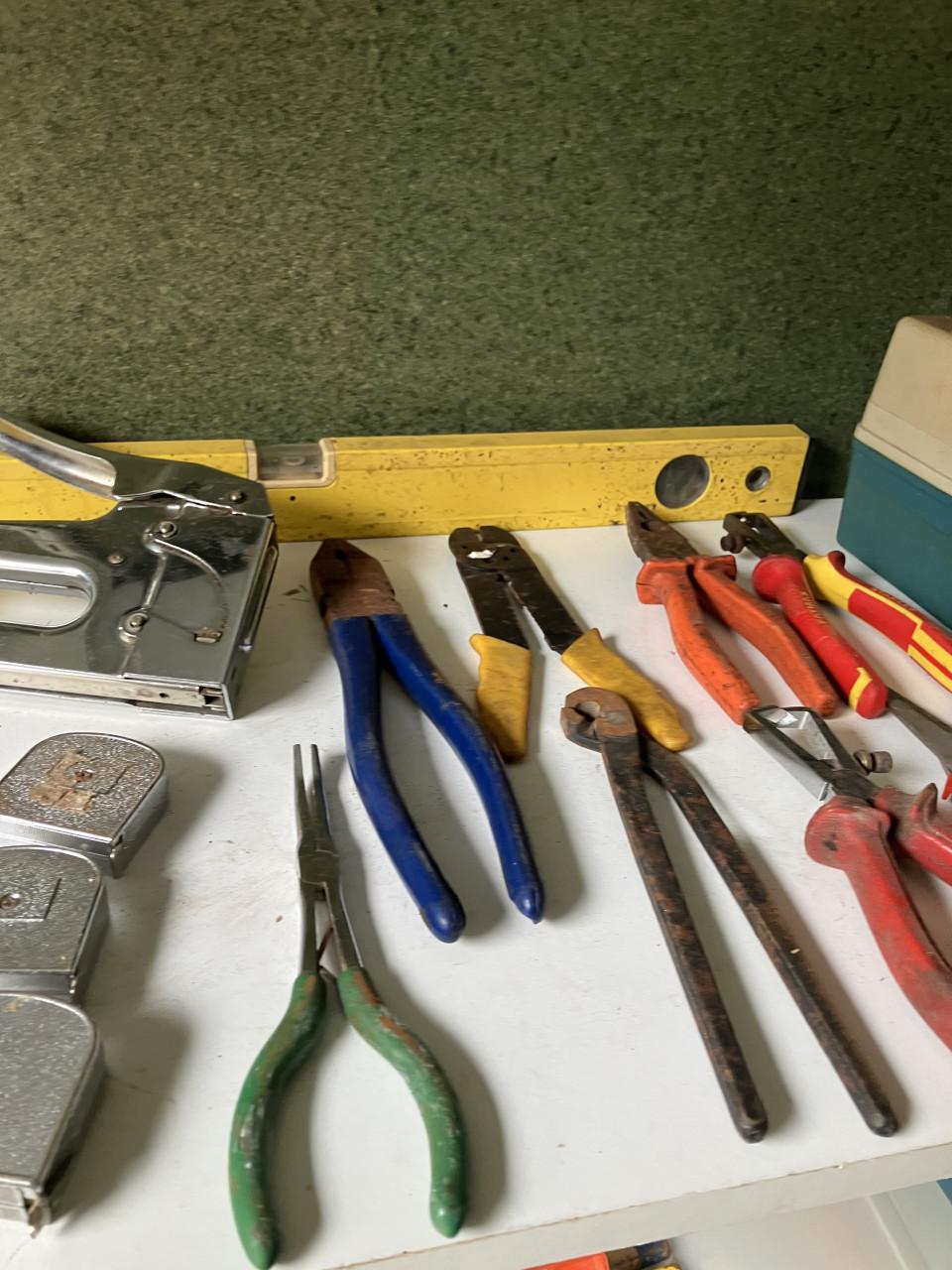 Te koop diverse handgereedschappen liefst in een koop