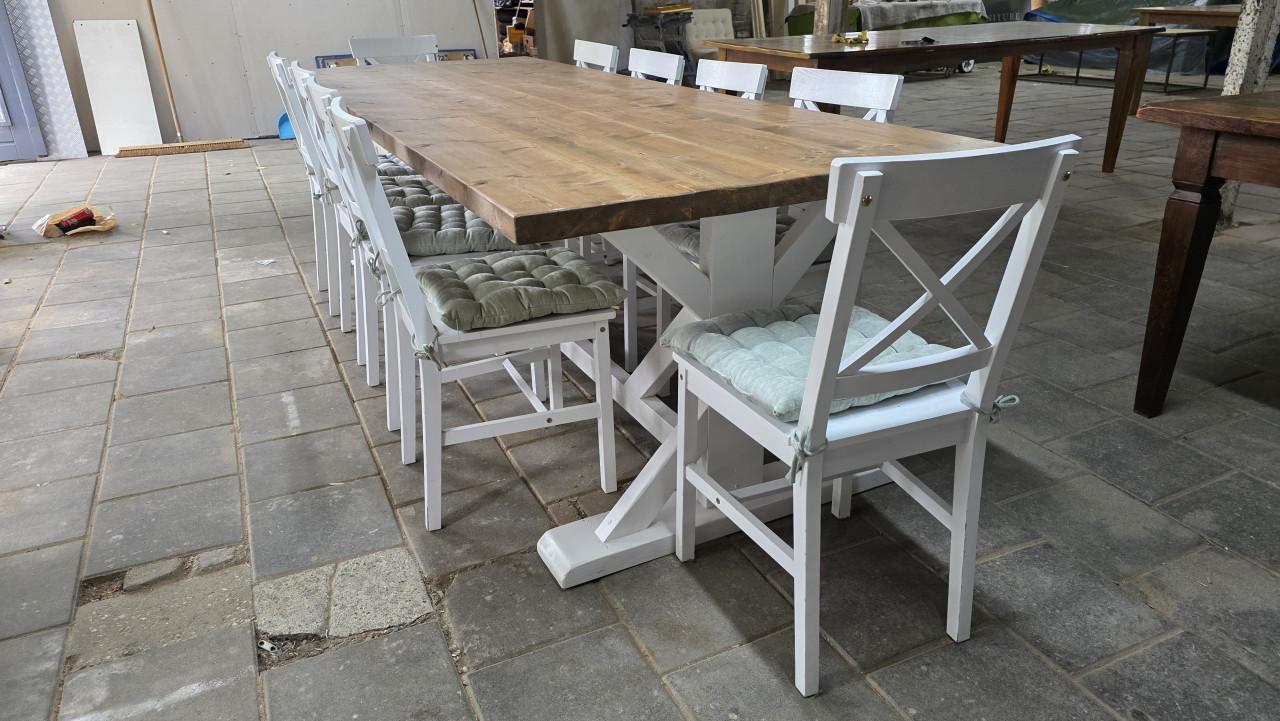 280 cm lange landelijke tafel met 10 stoelen