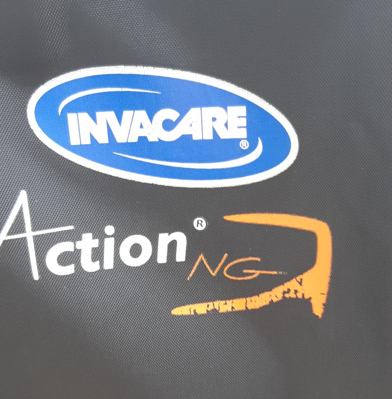 Opvouwbare rolstoel met voetsteunen