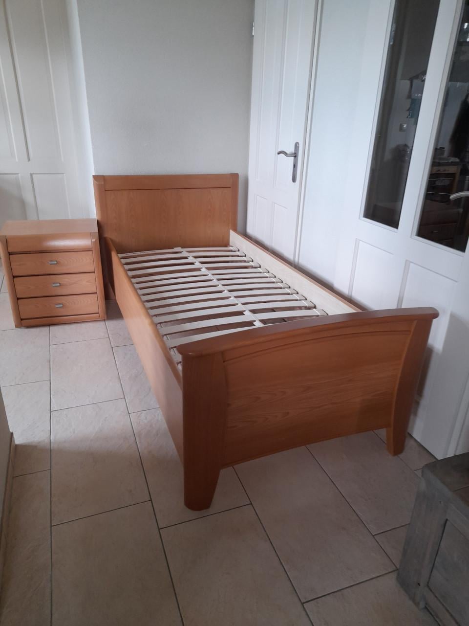 Senioren bed  met nachtkastje 90 x 200 (in goede nette staat )