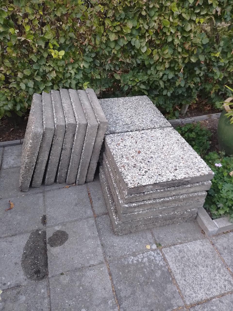 Gratis af te halen 18 uitgewassen grindtegels 50×50×5 cm
