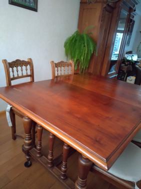 Antieke eethoek met zes stoelen