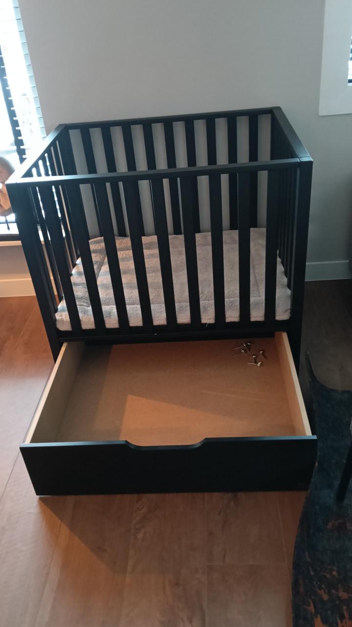 Zwarte box met lade