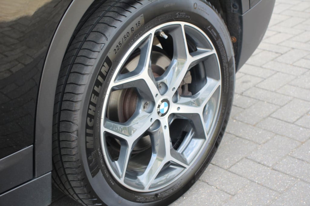 BMW X1 xdrive20i sport line automaat - led - pano - navi - stoel verw - cru