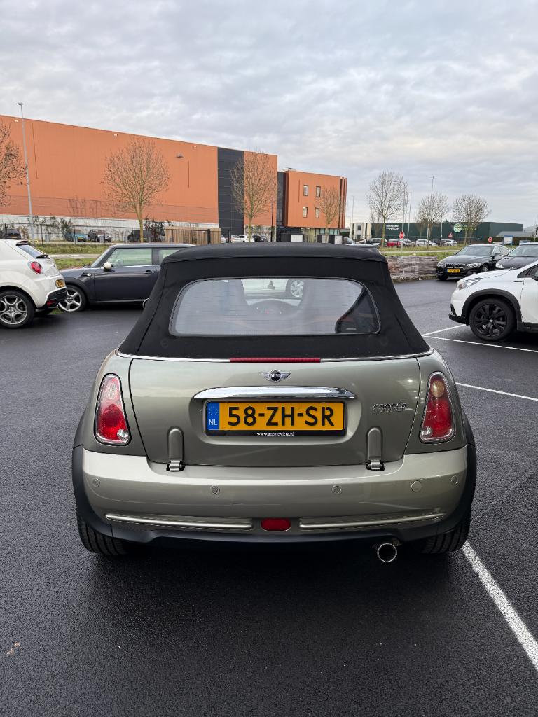Mini Cooper Cabrio 1.6 - sidewalk