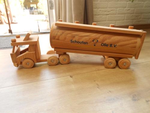 Houten Schouten olie bv vrachtwagen.