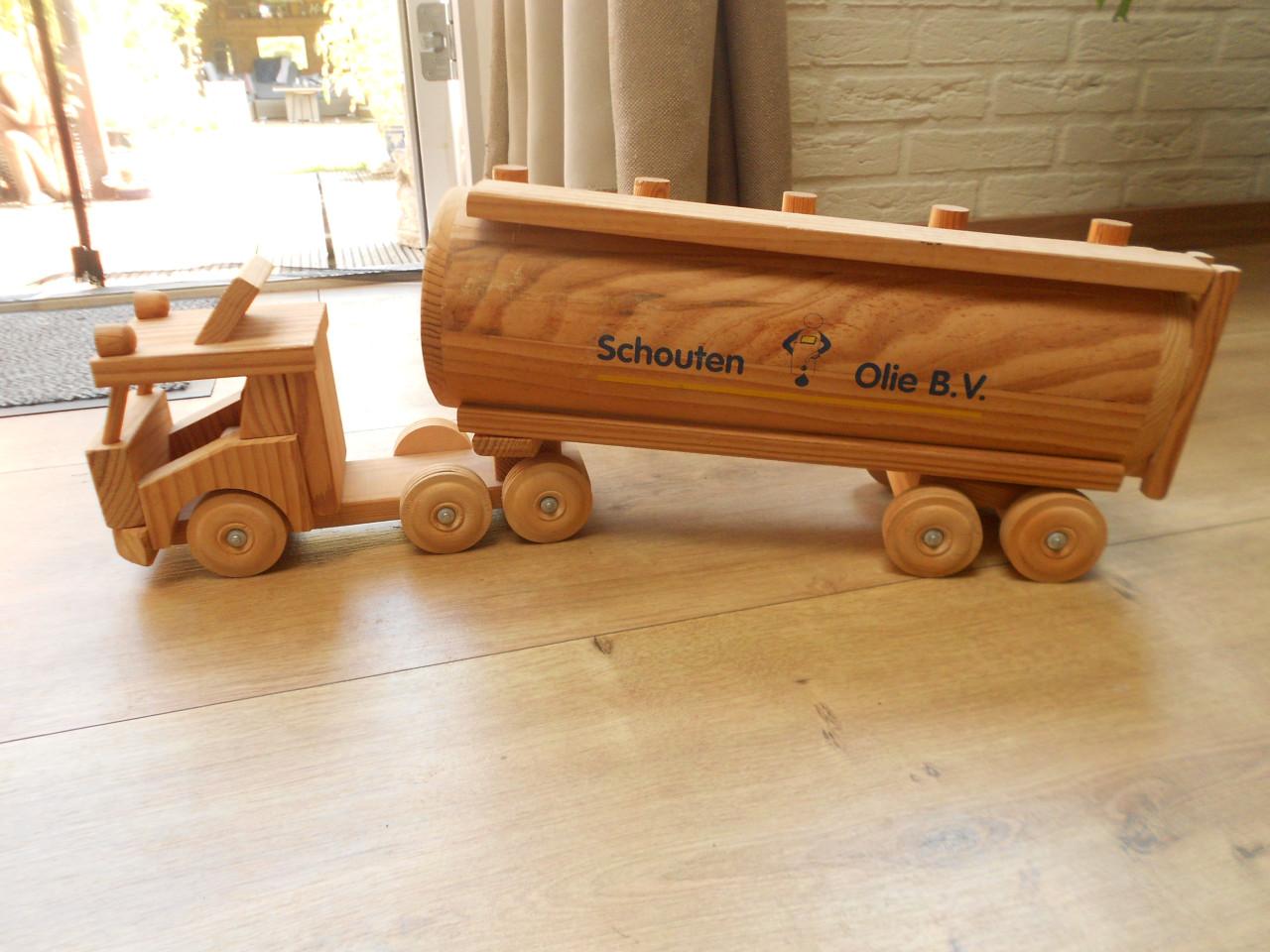 Houten Schouten olie bv vrachtwagen.