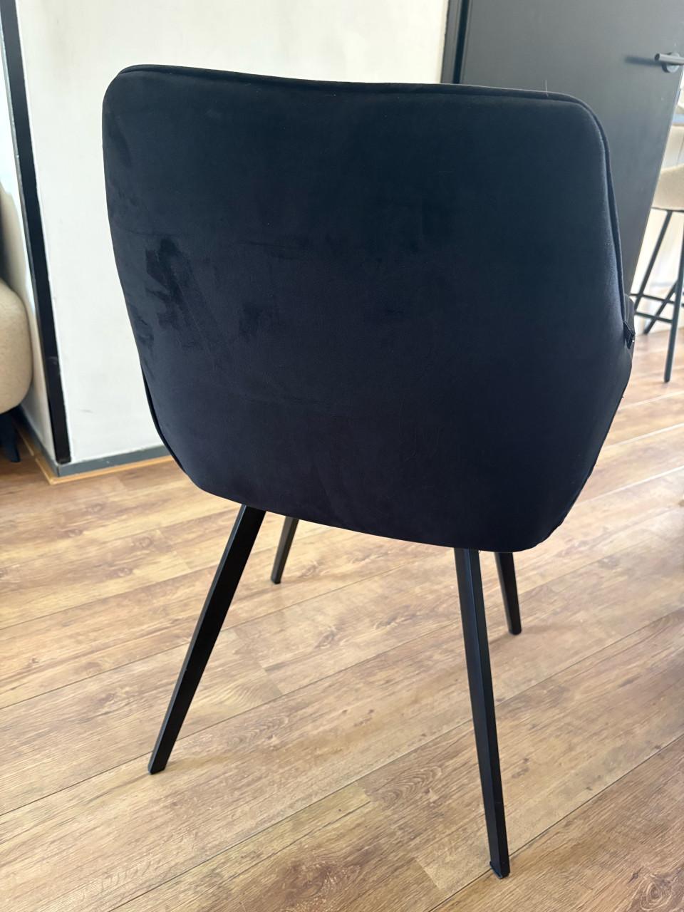 Set van 4 zwarte velours eetkamerstoelen