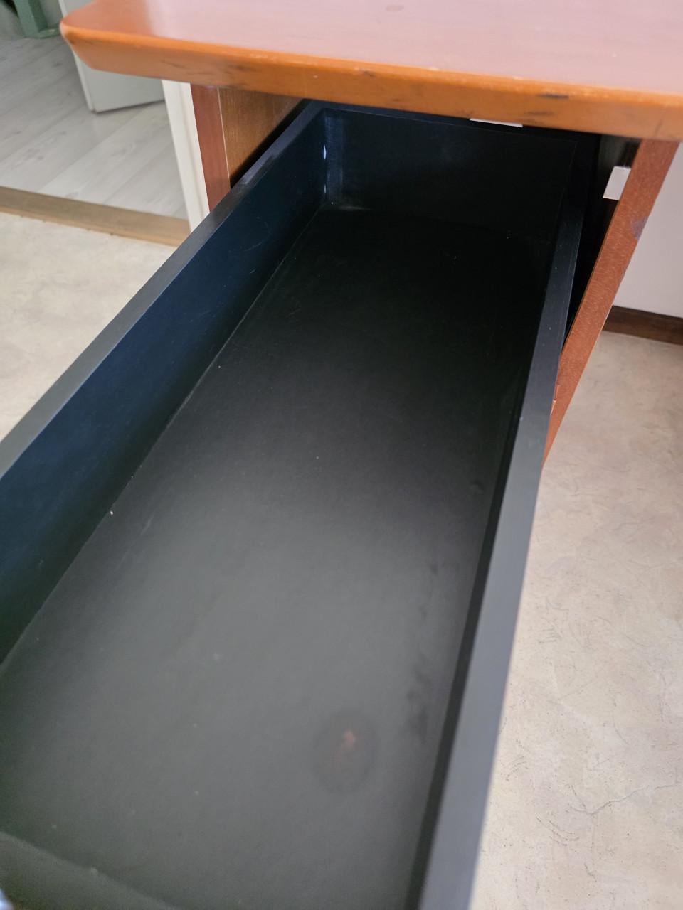 Kersenhouten bureau met ladenblok