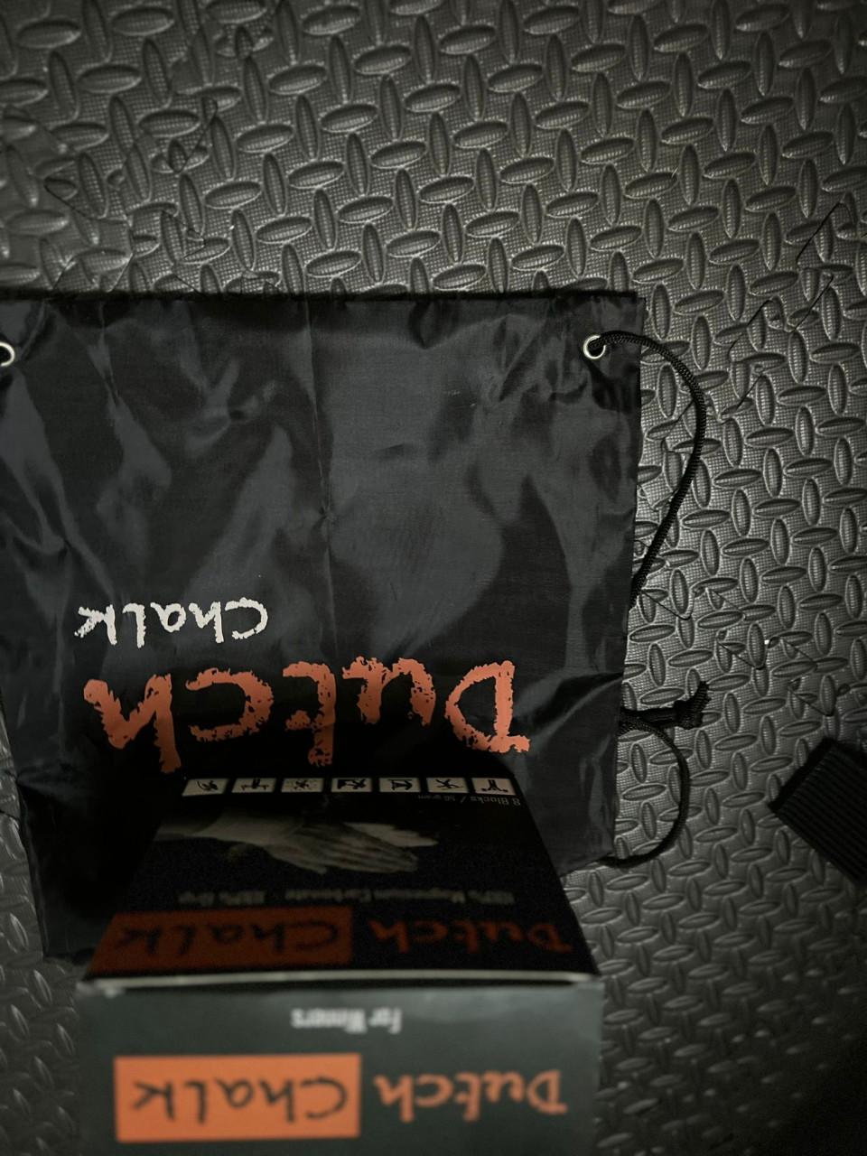 Halterbank met haltergewichten, rubber tegels en magnesium