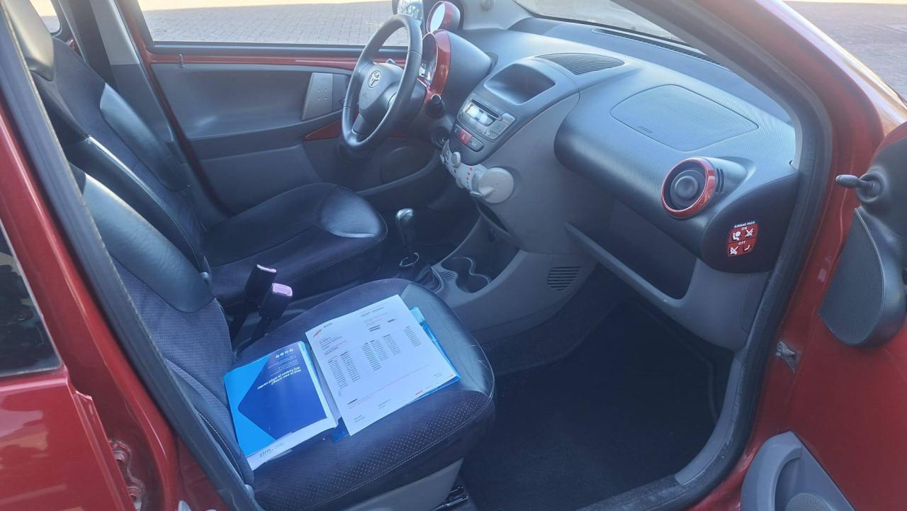 Toyota AYGO 1.0 12v Aspiration Red 5deurs bj:2010 airco leer apk 2027