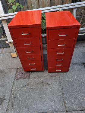 2 rode metalen ladenkastje om hobby spulletje op te bergen