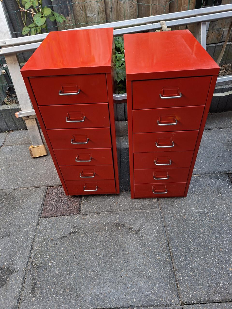 2 rode metalen ladenkastje om hobby spulletje op te bergen