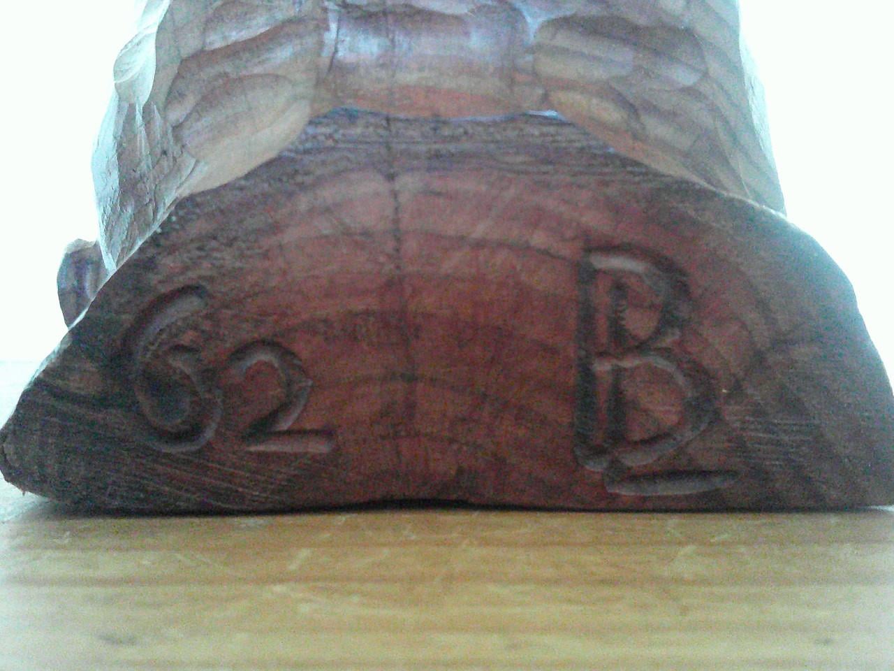 HOUTSNIJWERK ,BOERENMAN MET PET,1962 MET MONOGRAM