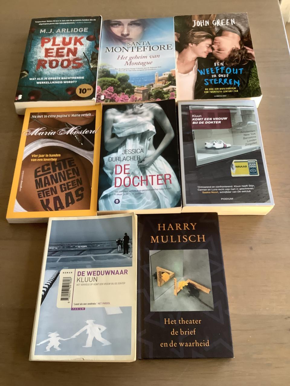 Stapel boeken, thrillers, romans en andere leuke boeken. 5 = €6,00