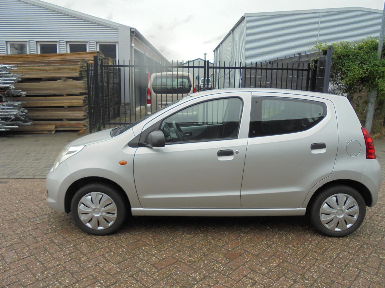 Alto 1.0 I met 121.858 km ,vijf deur uitvoering ,bouwjaar 2009 € 1995