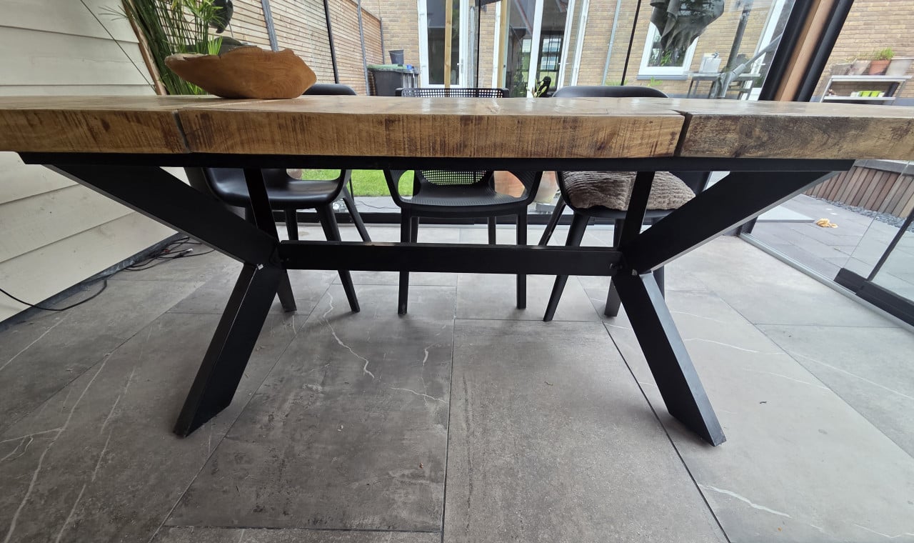 Tafel mangohout met stalen voet