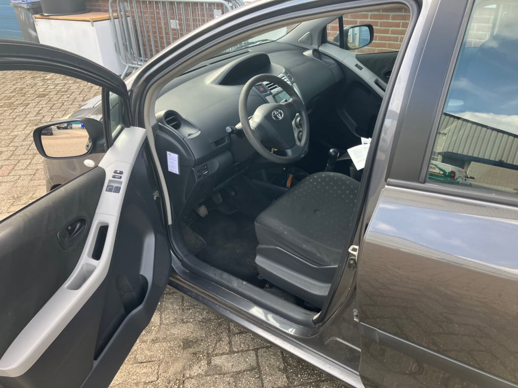 Toyota Yaris 1.3 vvti terra car-play