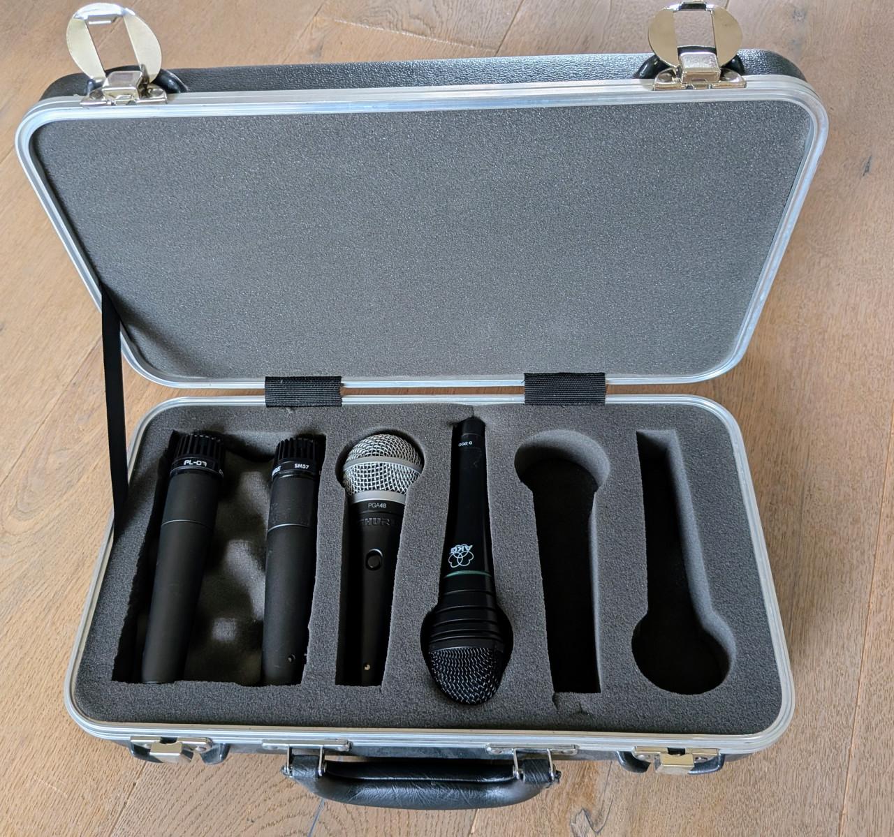 Muziek spullen:  4 micro's en 2 hard cases