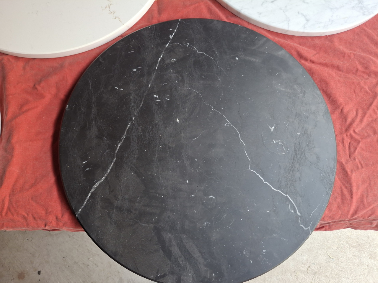 Tafelbladen rond marmer