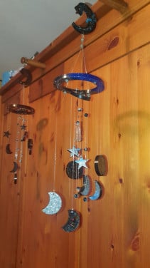 Hang mobieltjes gemaakt van epoxy en sleutelhangers