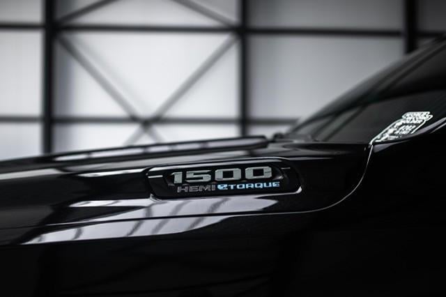 Ram 1500 4 x 4 l crew cab limited 10th anniversary l lpg l panoramadak l he