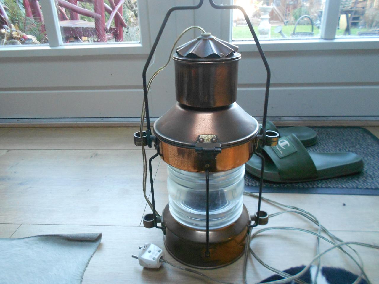 Antieke scheepslamp ankerlicht op stroom.