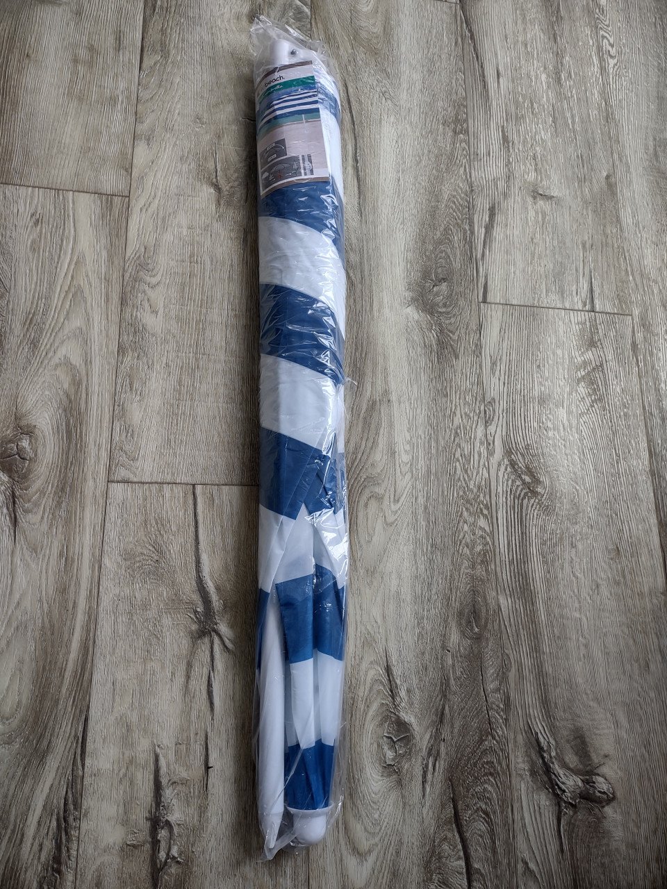 Nieuwe strand parasol, tuin parasol gekleurd, blauw rood geel wit.
