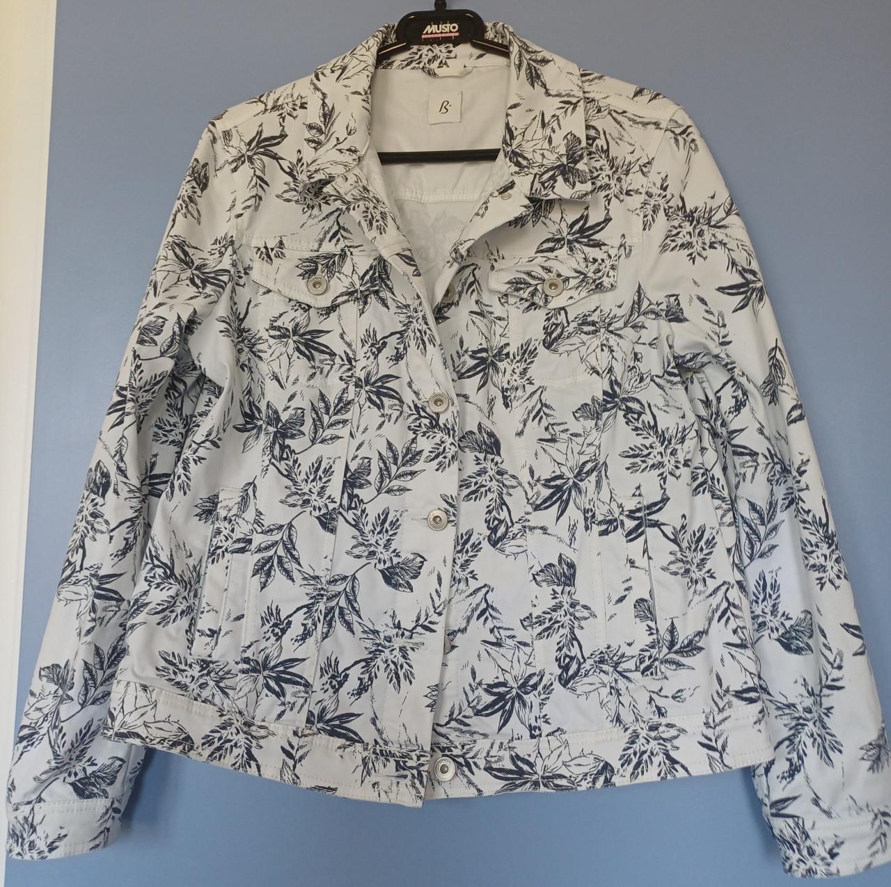 Denim jasje met blauwe bloemenprint maat 42