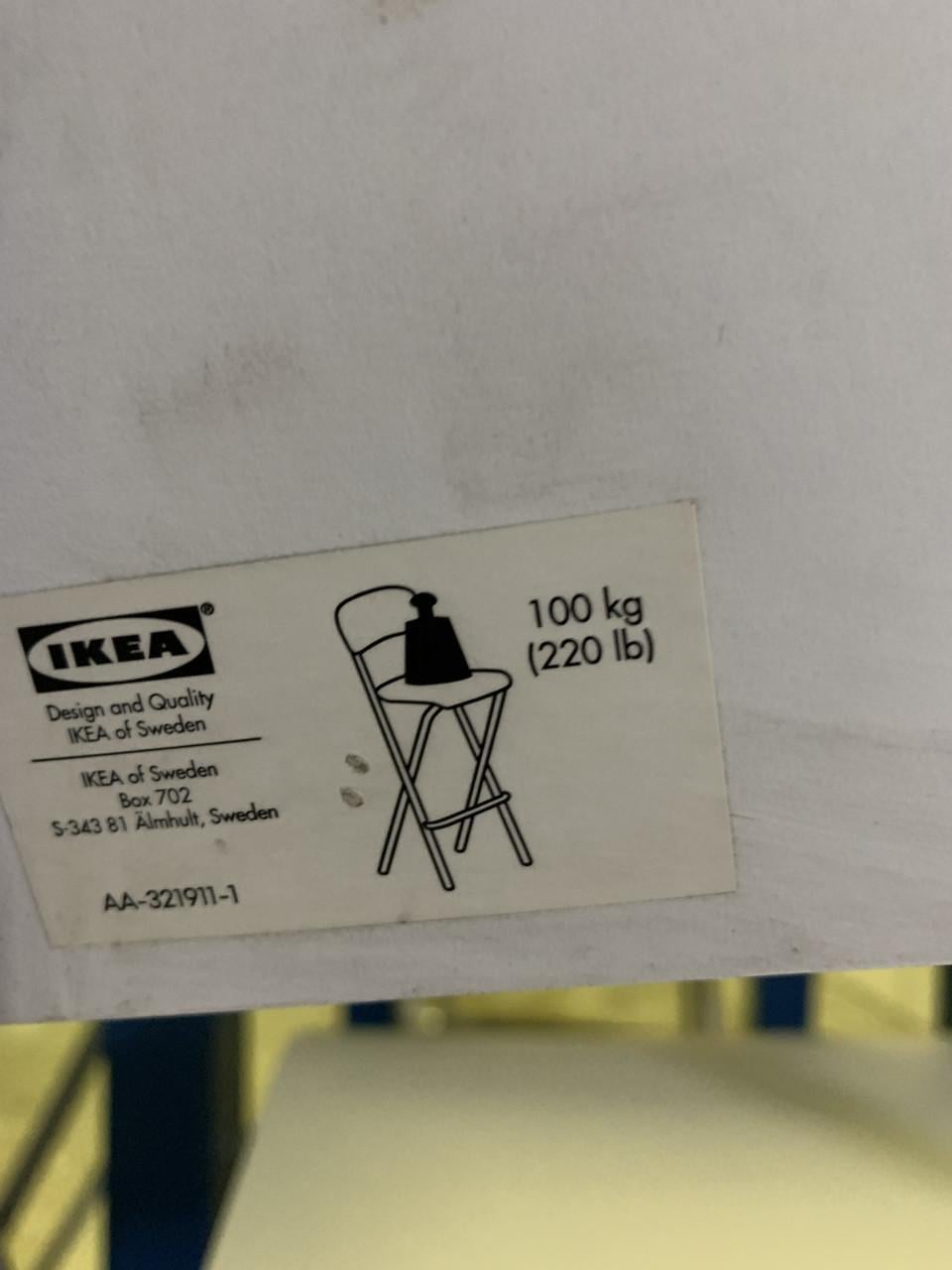 Hoge tafel met 4 barkrukken