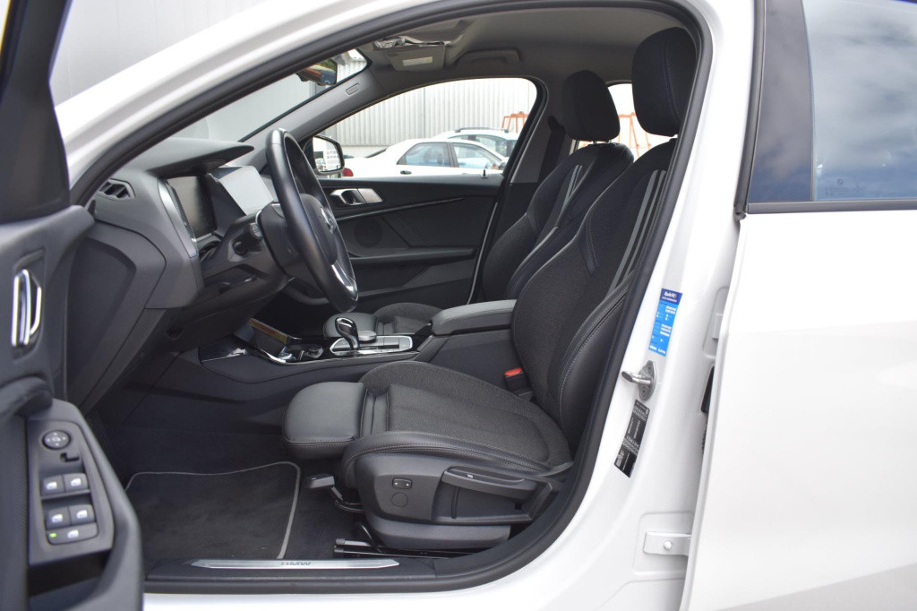 BMW 1 Serie 118i sport line | stoelverwarming | apple carplay | android aut