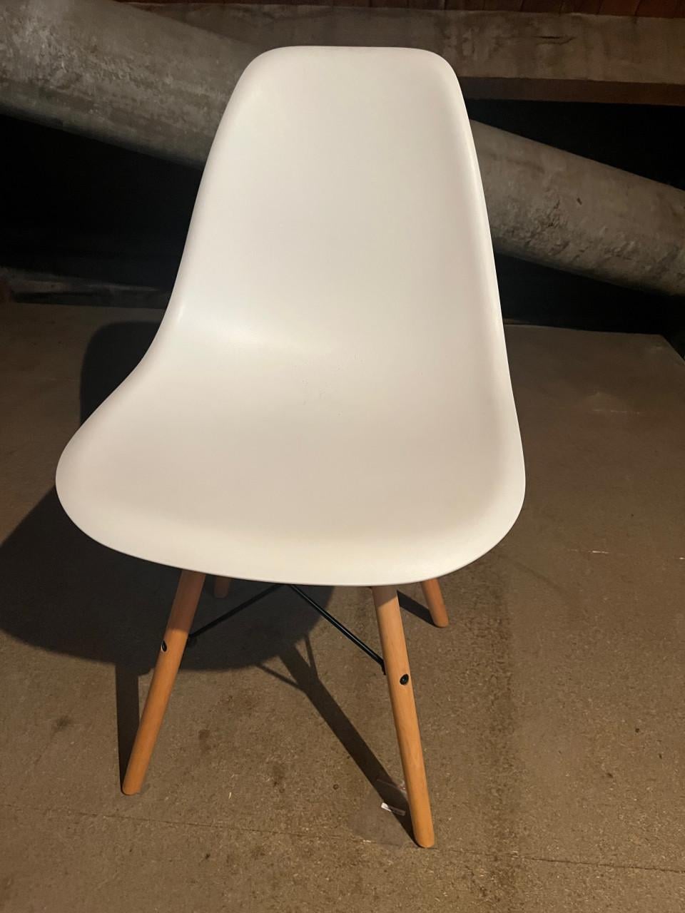 6 witte Eames stijl eetkamer stoelen