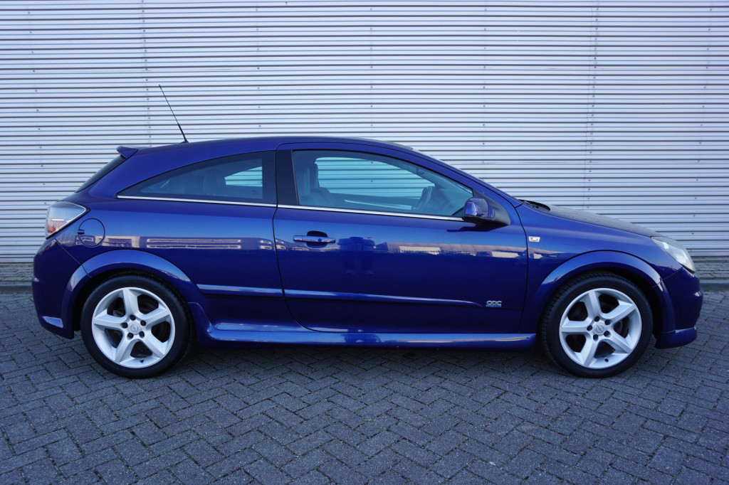 Opel Astra gtc 1.6 cosmo opc-line / xenon / climate / cruise / trekhaak