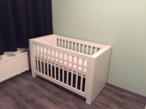 Babyledikant met matras matrasbeschermer