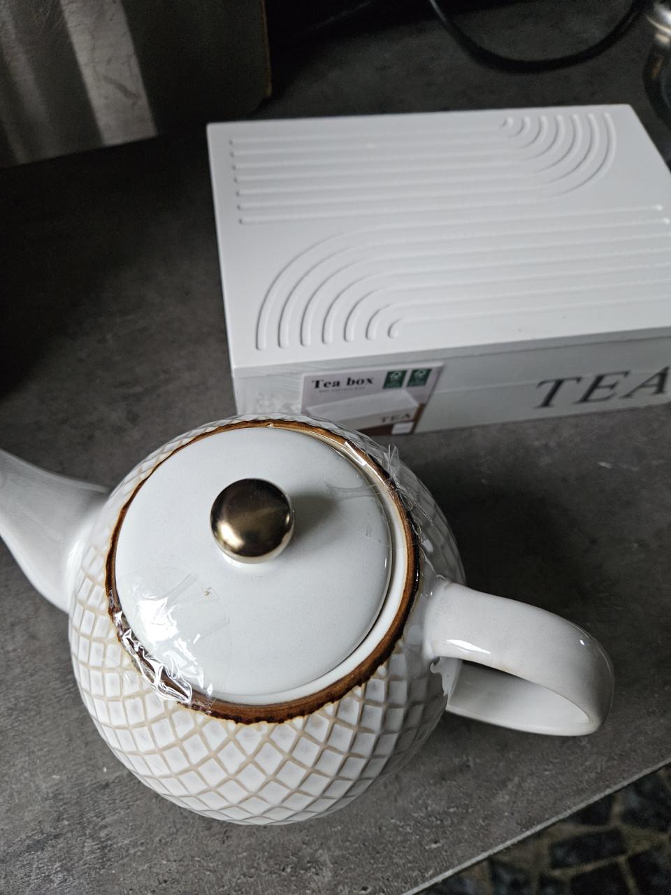 Nieuwe theepot en witte bamboe theedoos in een koop...