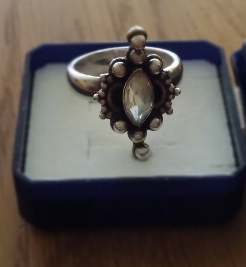 Aparte zilveren ring ⭕ met steen